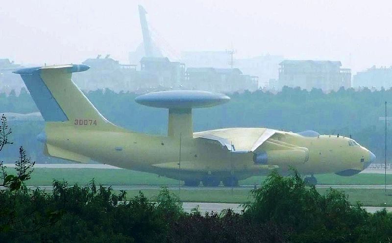 Un KJ-2000 sur plateforme d'IL-76 photographié en 2008 dans la livrée caractéristique des prototypes chinois (source : Wikimedia commons.org)